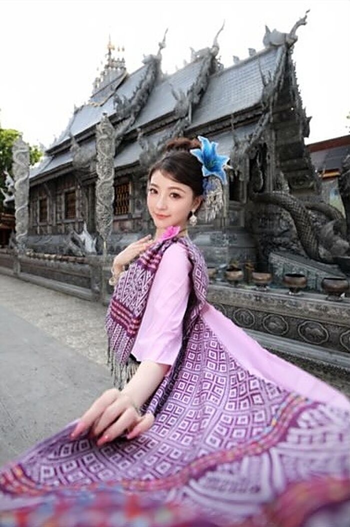 ชุดบัวโรย: เสื้อสีม่วงอ่อนกับผ้าคลุมไหล่ลายสีม่วงที่พลิ้วกางออกตามการเคลื่อนไหว