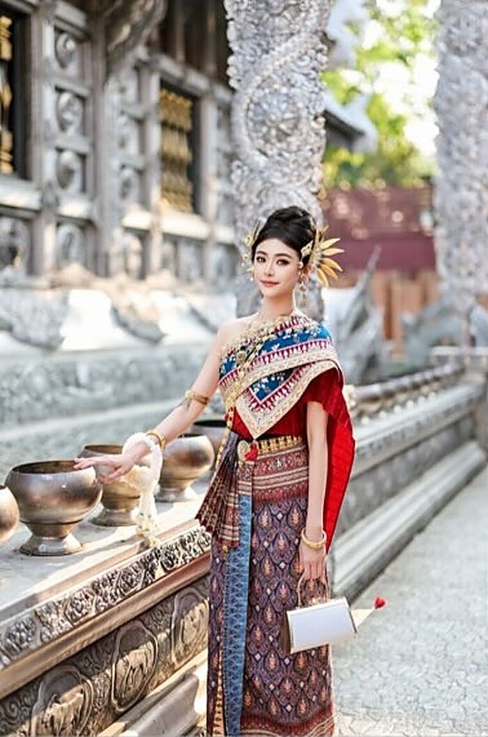 ชุดแดงก่ำ: สไบสีแดงสลับกรมท่า ปักดิ้นทองแน่นทั้งผืน ข้างราวลูกกรงสีเงินแกะสลัก